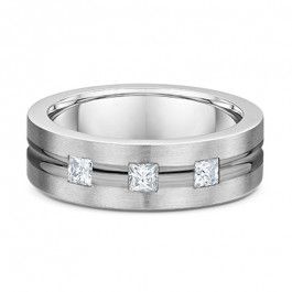 9ct White Gold and Titanium Mens Ring with Three G-H Vs square Princess cut Diamonds equaling .18ct, band is 2.mm deep
-M1081